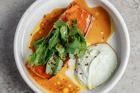 Батат мисо с домашним сыром и зеленью