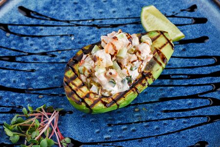 Авокадо гриль с тартаром из креветок