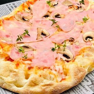 Пицца с ветчиной и грибами