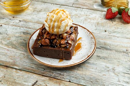 Брауни с карамельно-ореховой начинкой