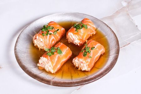 Рулетики из фарерского лосося с камчатским крабом