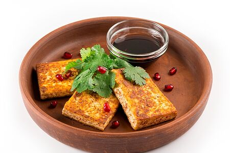 Жареный Адыгейский сыр с соусом наршараб