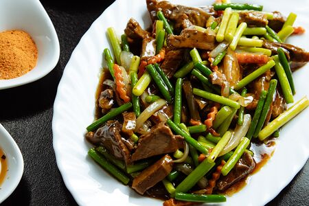 Говядина с побегами чеснока