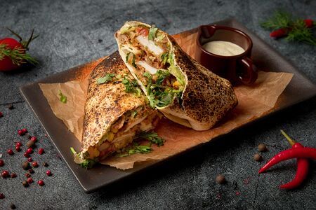 Буррито с цыпленком BBQ