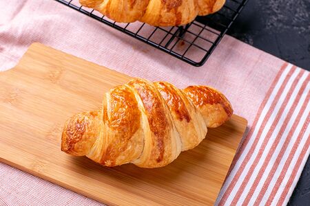 Круассан с земляничной начинкой