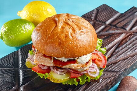 Бургер с диким лососем