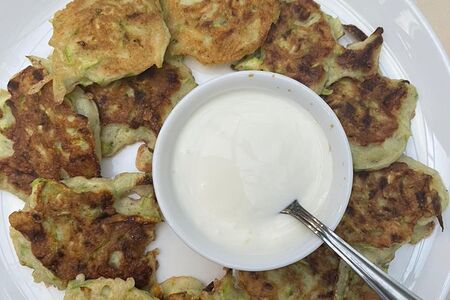 Деруны из кабачков со сметаной