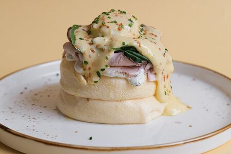 Пастрами из индейки на панкейке