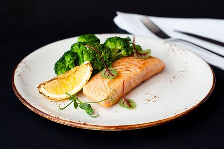Филе лосося на гриле с брокколи