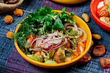 Грузинский салат со свежими томатами и огурцами