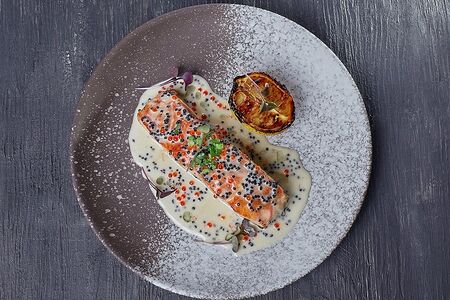 Лосось из печи под сливочно-икорным соусом