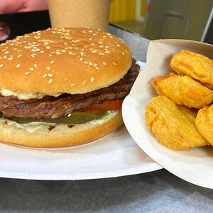 Чикен чизбургер и наггетсы