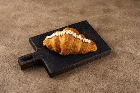 Круассан с заварным кремом