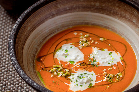 Крем-суп из батата со страчателлой и арахисом