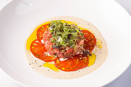 Тартар из тунца с карпаччо из томатов и соусом тоннато