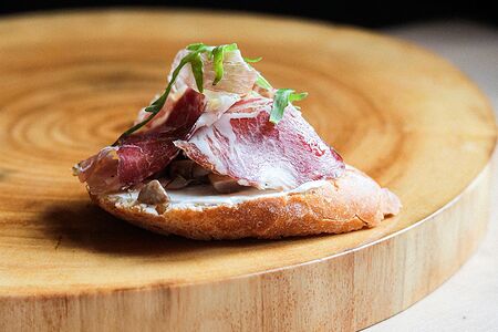 Тапас с хамоном и грибным соте