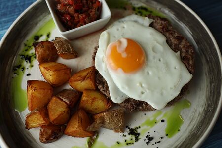 Бифштекс с яйцом и картофелем