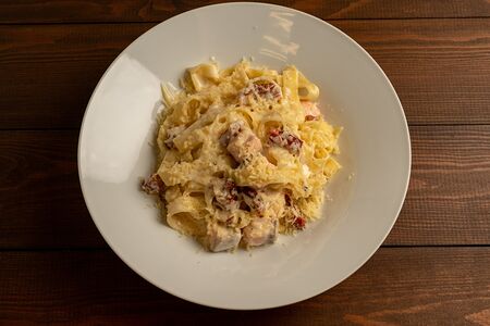 Феттуччине с лососем и вялеными томатами