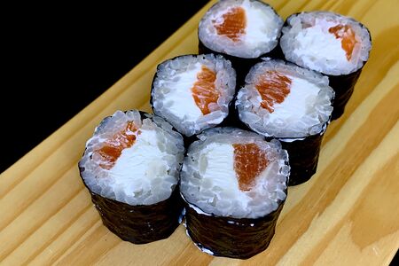 Ролл с лососем и сыром классический