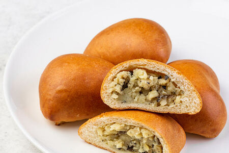 Пирожок с картофелем и грибами