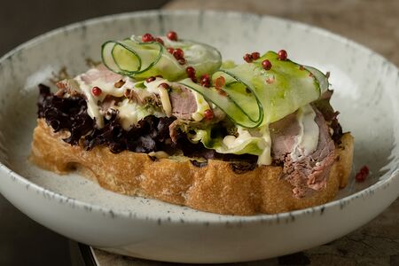 Брускетта с ростбифом