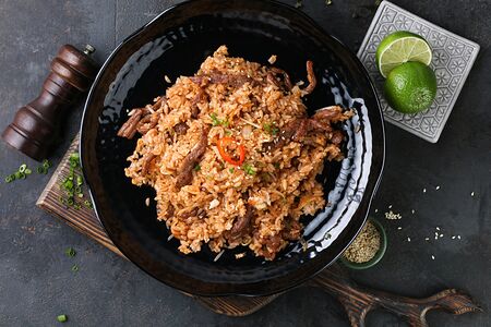 Жареный рис с говядиной и овощами
