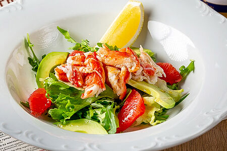 Салат с камчатским крабом, авокадо и грейпфрутом