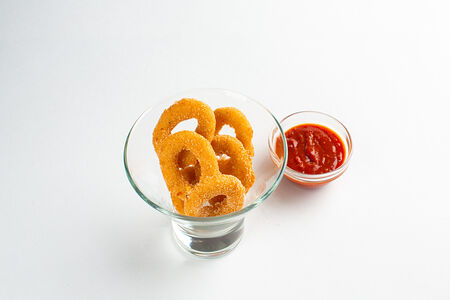 Луковые кольца с красным соусом 