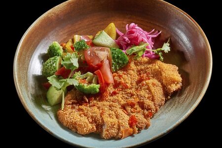 Торикацу со свежими овощами и курицей