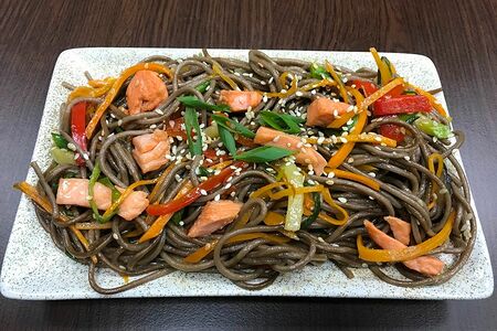 Гречневая лапша соба с лососем