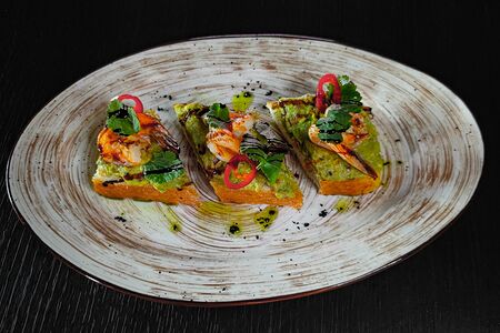 Брускетта с креветками и соусом Гуакамоле