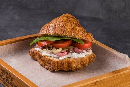 Круассан с телятиной и грибами