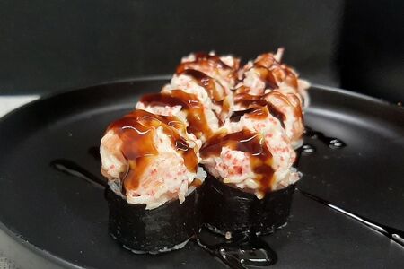 Ролл с муссом из лосося и снежного краба в соусе яки