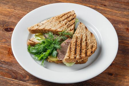 Сэндвич с печёной говядиной