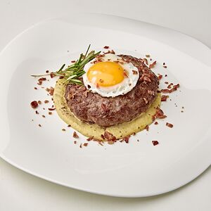Бифштекс из мраморной говядины с яйцом