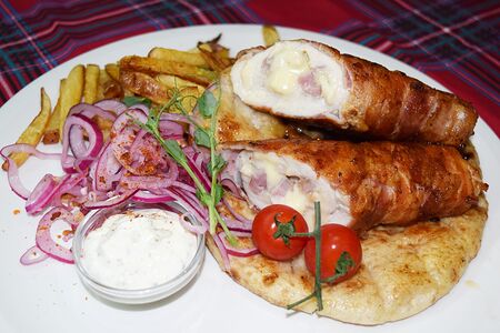 Роловано Пилече Бело Месо и картофель фри