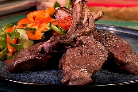 Корейка оленья на гриле с овощным салатом