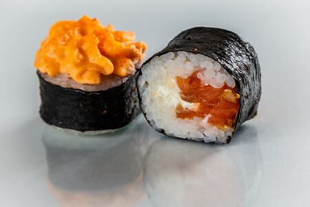 Ролл запеченный с лососем