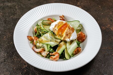 Салат с креветками и авокадо