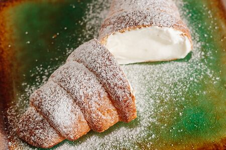 Круассан с творожным сыром и сгущенкой