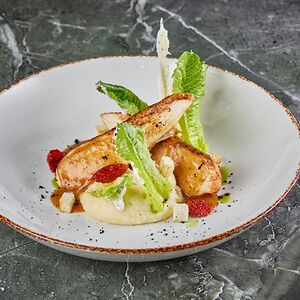 Куриная грудка с картофельным пюре и соусом ремулад