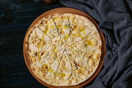 Пицца с грушей и Горгонзолой