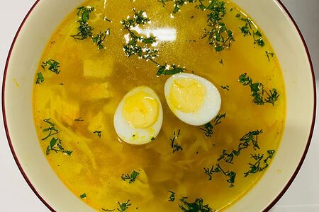 Суп-лапша с курицей и перепелиным яйцом