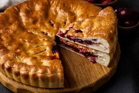 Осетинский пирог с клубникой