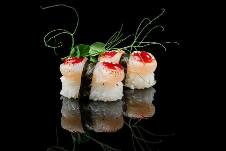 Суши Морской гребешок-малина кимчи