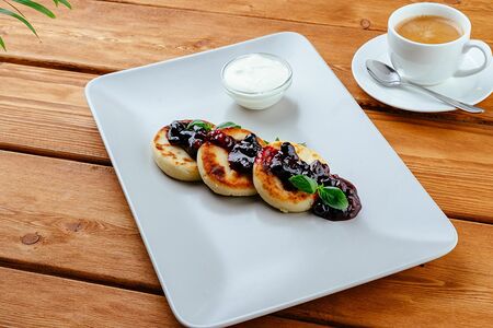 Сырники со сметаной и вареньем