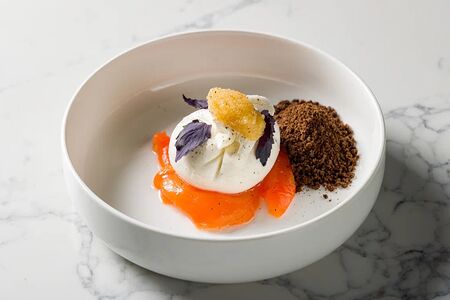 Буррата Марс с крошкой из бородинского хлеба и щучьей икрой