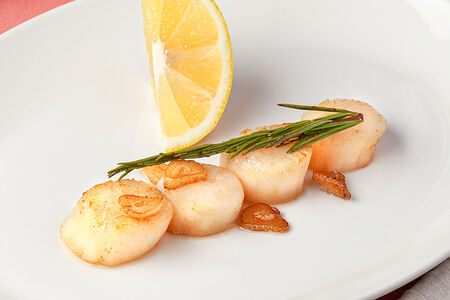 Жареные морские гребешки с розмарином и чесноком