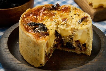 Пирог на песочном тесте с капустой и черносливом