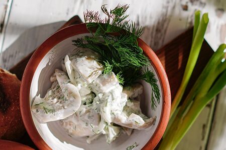 Маринованные маслята со сметаной